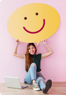 Femme portant un smiley emoji sourire